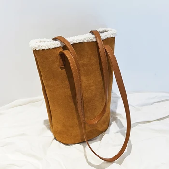Сумки-ведра из искусственной замши в английском стиле для женщин, роскошные дизайнерские сумки и кошельки, новинка 2023 года, с плюшевой отделкой и внутренним карманом на плече