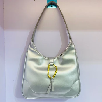 Серебряная женская сумочка из искусственной кожи Роскошные дизайнерские сумки для женщин 2023 года Новинка в моде Усовершенствованная текстура Сумка через плечо подмышкой